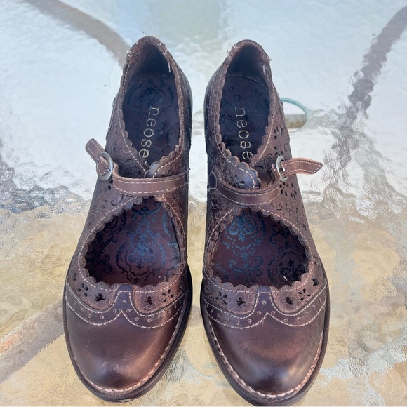 Neosens Rococo Tooled Brown Leather Mary Janes Spool Heel - Picture 2 of 14
